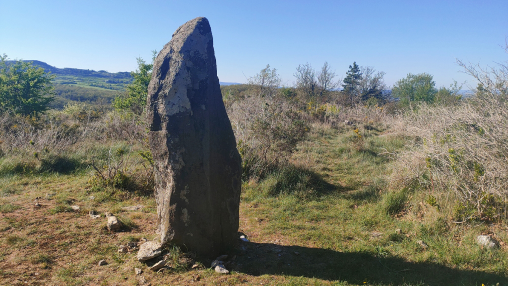 Menhir en basalte en Ardèche, Peyregrosse ou Chante Epine