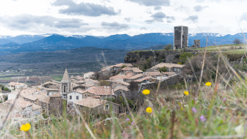 Château de Mirabel en Ardèche en hiver avec les montagnes enneigées 