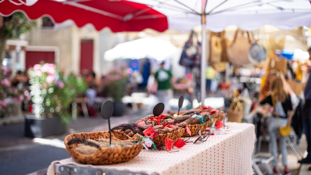 Animation marché nocturne Villeneuve de Berg en Ardèche près du Camping les Pommiers