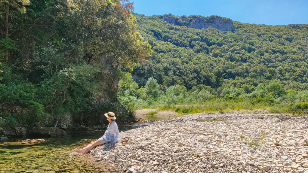 Plage sauvage au bord de la rivière en Ardèche Vallée de l'Ibie