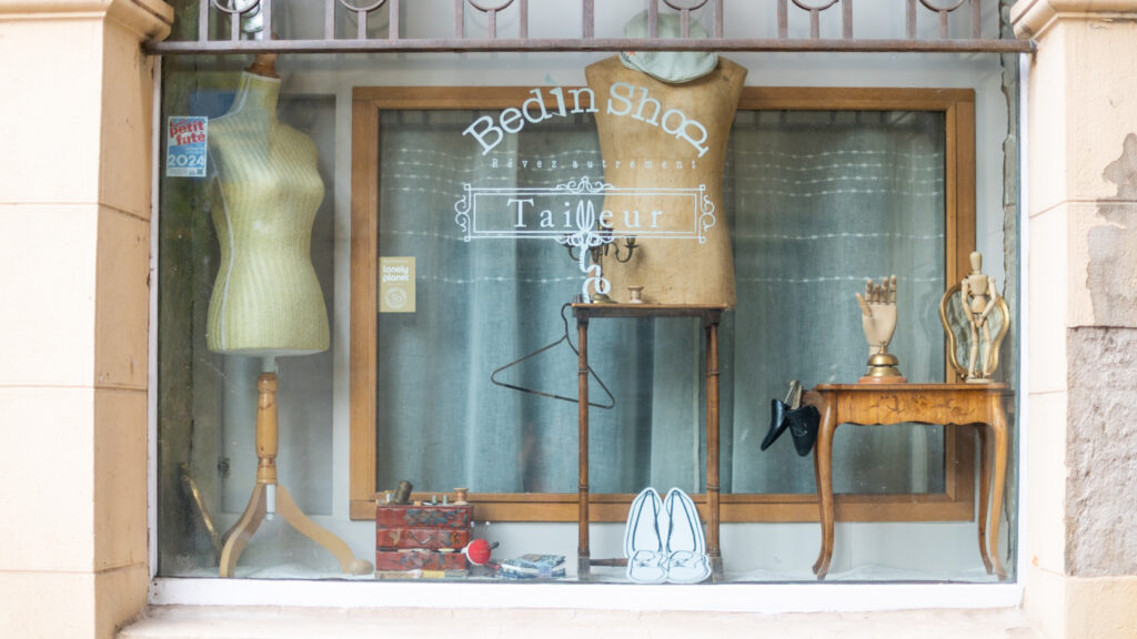 Bed in shop le tailleur hébergement insolite à Romans sur Isère dans la Drôme