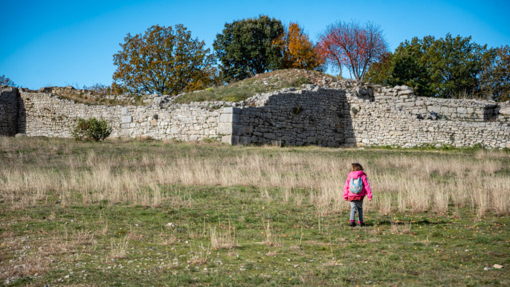 Oppidum de jastres en automne enfant vacances de la toussaint en Ardèche à Lussas