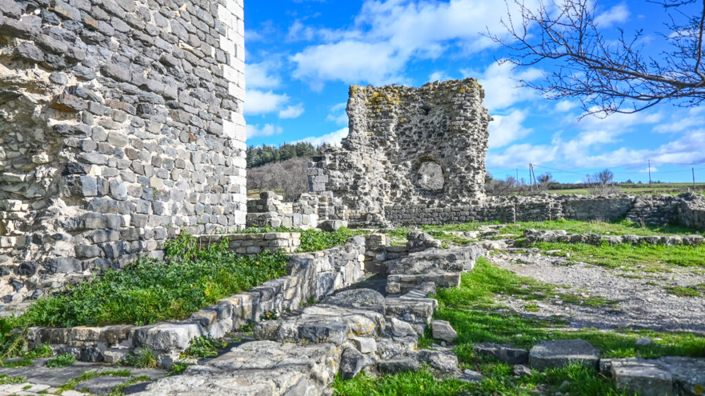 Vestiges du château de la roche tour de Mirabel en Ardèche