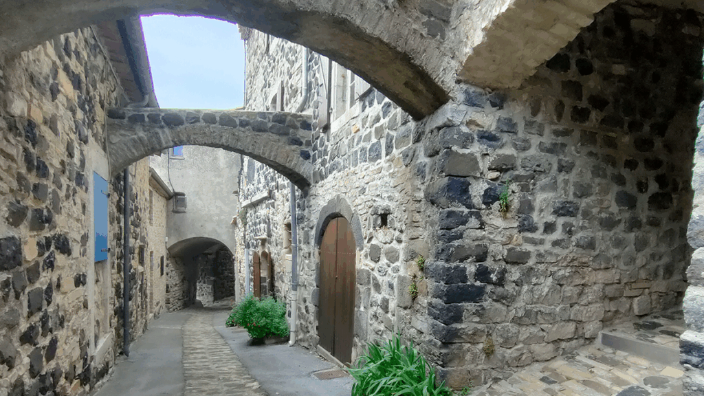 Voutes ruelles du village de Mirabel en Ardèche
