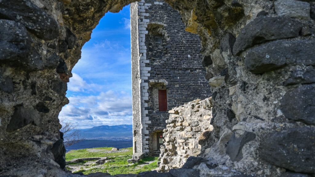 Visiter les villages perchés du sud Ardèche château médiéval de Mirabel