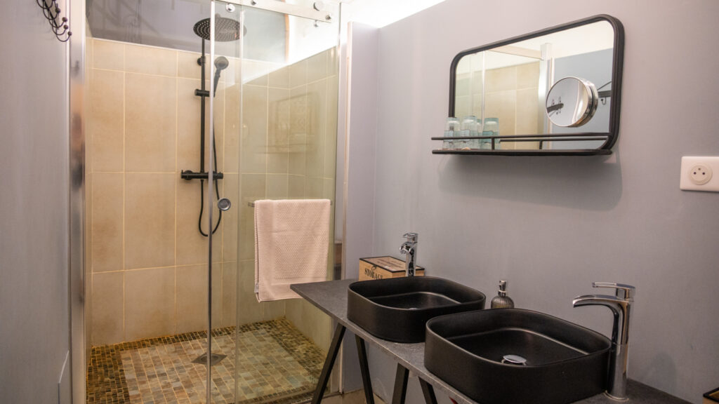 Bed in shop le bouquiniste hébergement insolite 5 personnes à Romans sur Isère dans la Drôme