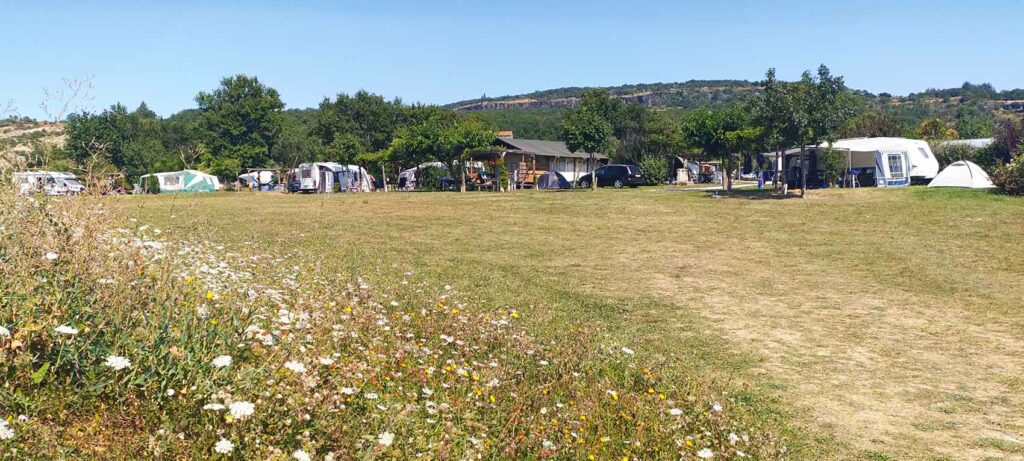 Camping en Ardèche acceptant les chiens avec rivière baignade