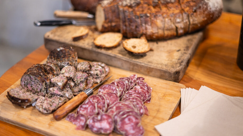 Dégustation planche charcuterie et vins Mirabel Charmis en Ardèche