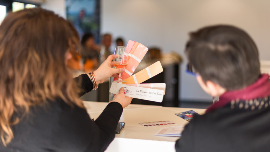 Découverte des couleurs de vins blanc rosé rouge à Néovinum à Ruoms en Ardèche