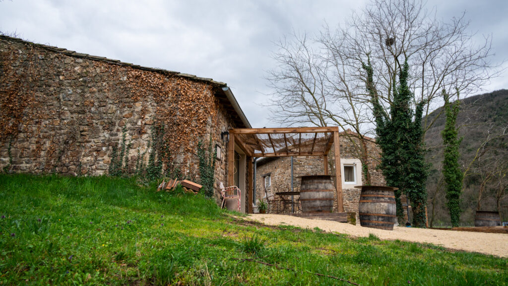 Séjourner dans un domaine viticole Mirabel Charmis en Ardèche