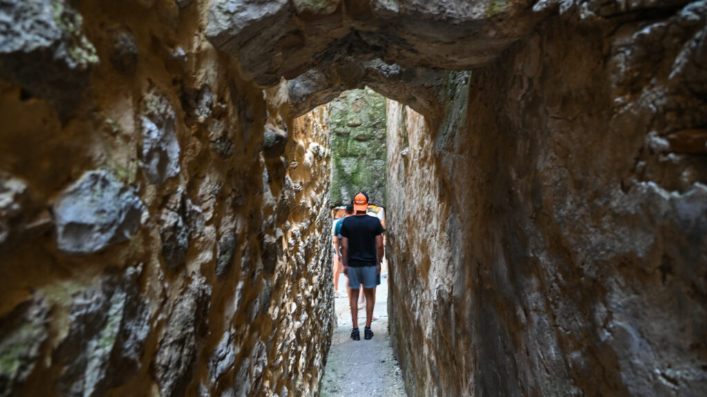 Visiter Vogue Ardèche rue des puces plus étroite de France