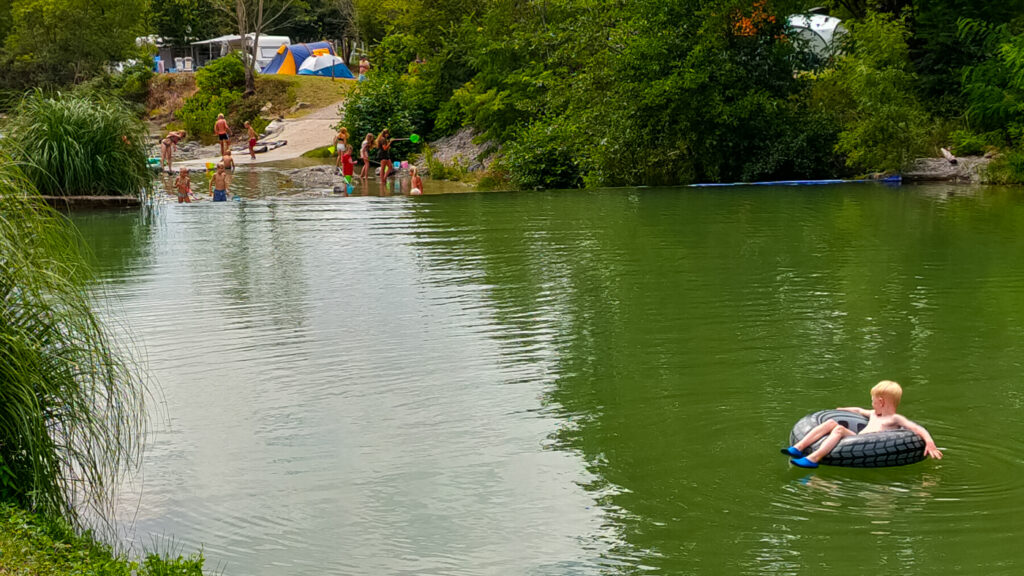 Baignade en rivière en Ardèche camping plage privée