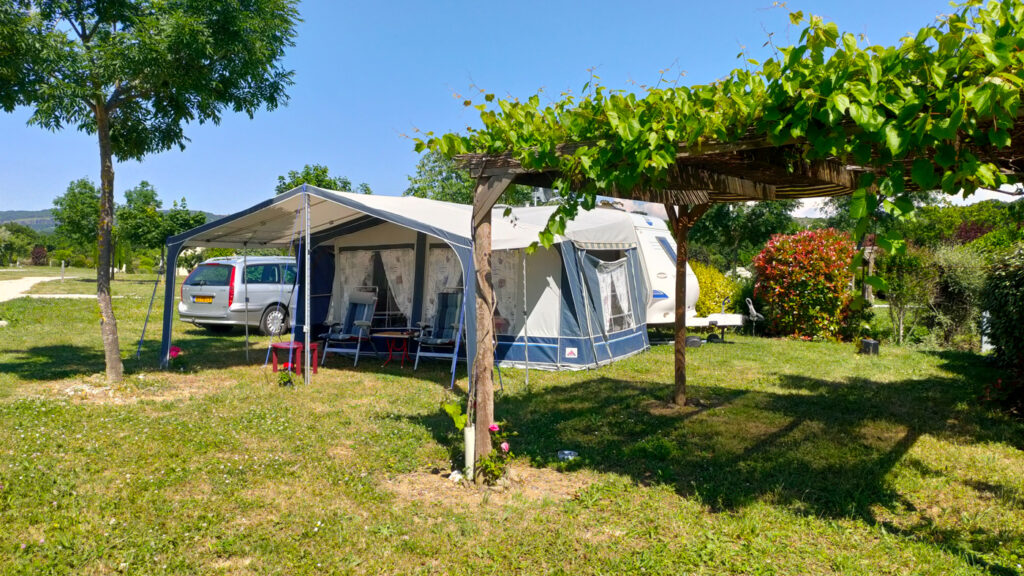 Emplacement de camping xxl avec pergola et terrasse en ardèche