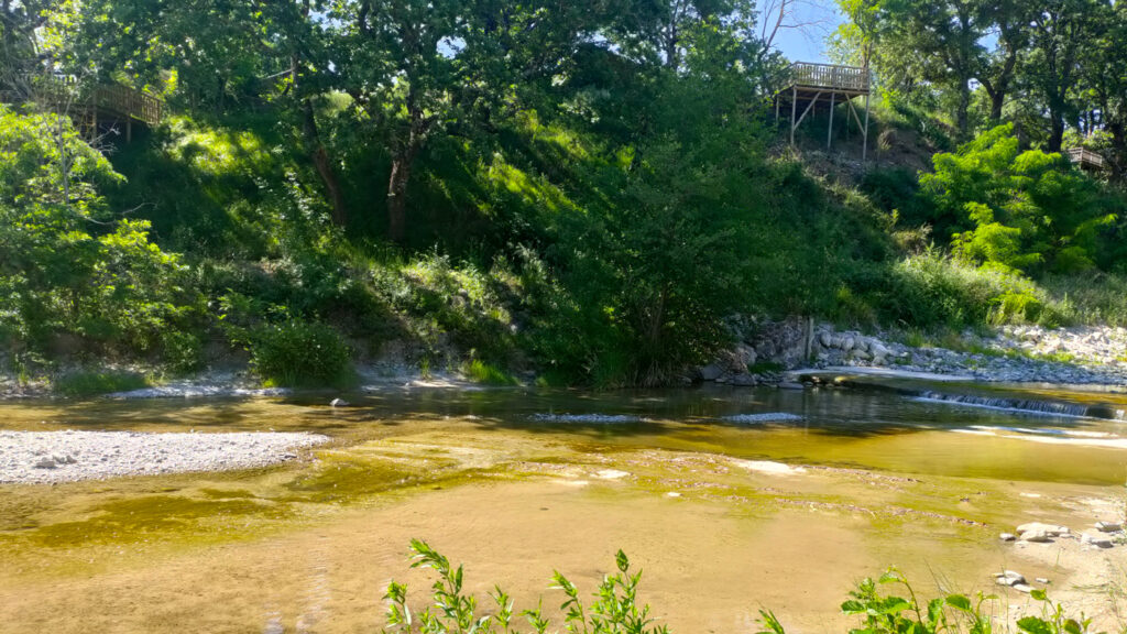 Camping au bord de la rivière en Ardèche