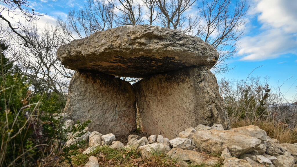 Dolmen de la nécropole de Mias en Ardèche Lussas
