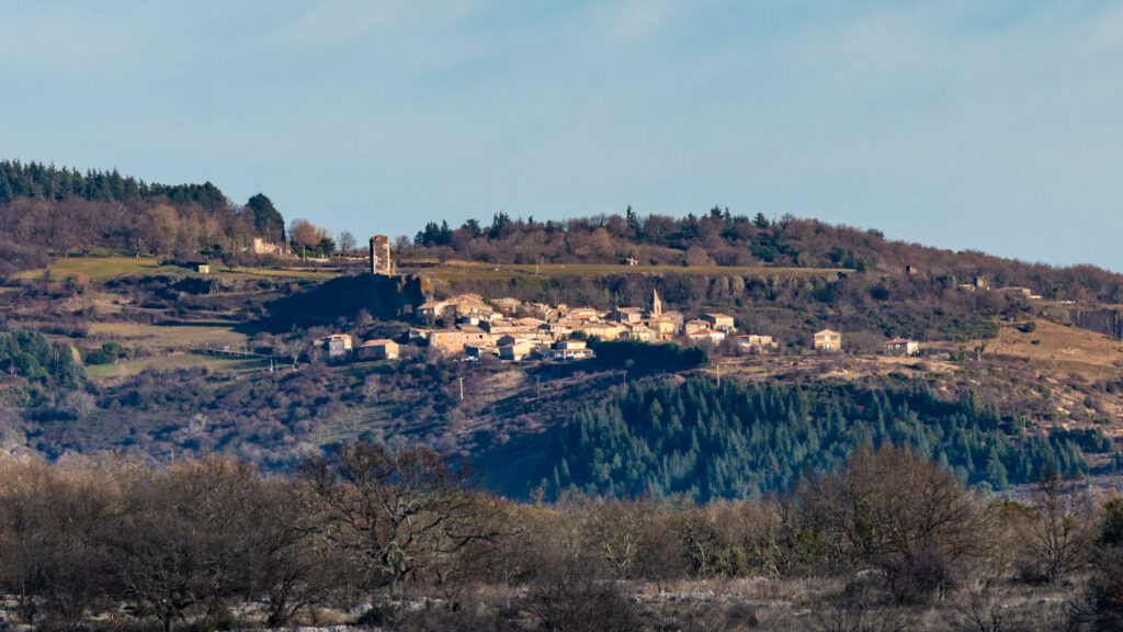 Vue sur le village de Mirabel et sa tour en Ardèche