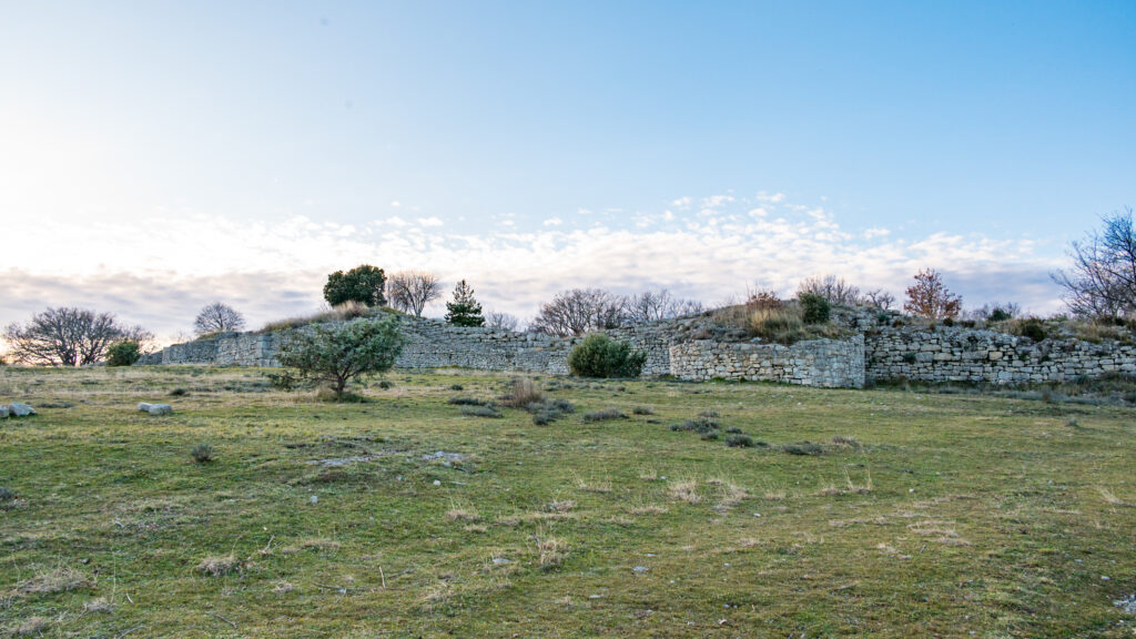 Oppidum de jastres randonnée facile avec enfants