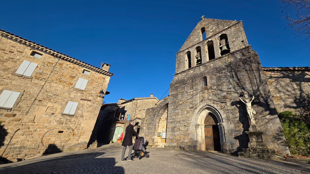 Ailhon village de caractère d'Ardèche avec une poussette