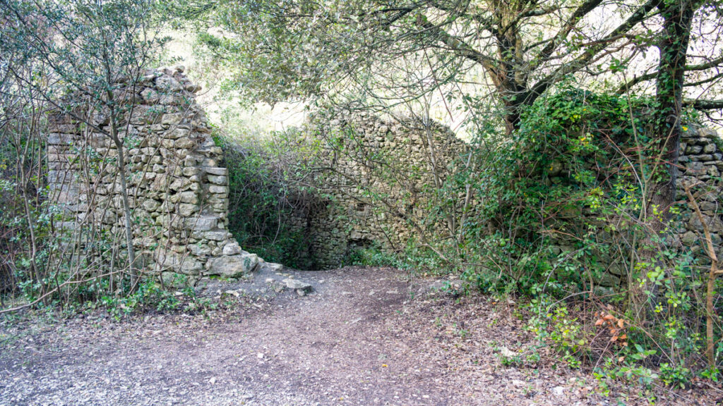 Patrimoine ruines moulin sur la rivière Rochecolombe en Ardèche