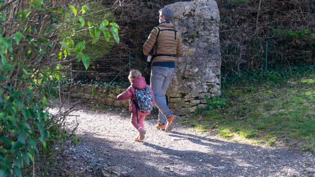Accès à la cascade de Rochecolombe en Ardèche avec les enfants
