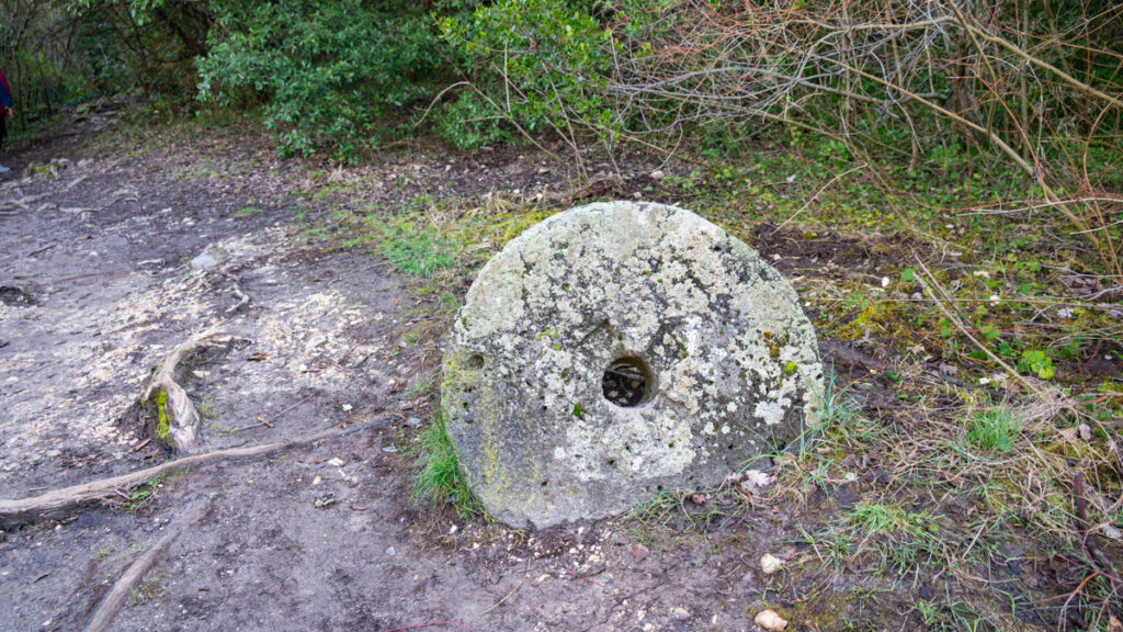 Patrimoine ruines moulin sur la rivière meule Rochecolombe en Ardèche