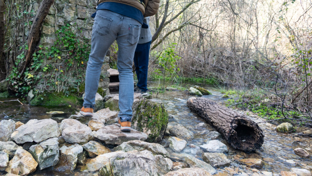 Accès à la cascade de Rochecolombe en Ardèche