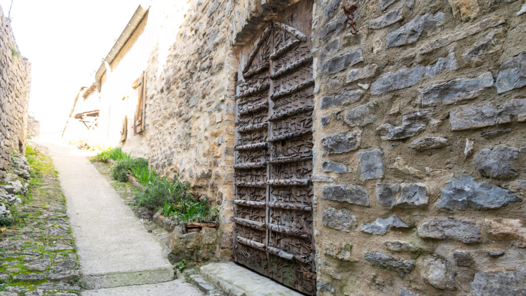 Porte cloutée à Rochecolombe en Ardèche