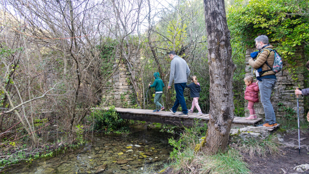 Visiter Rochecolombe en Ardèche en famille patrimoine médiéval et rivière