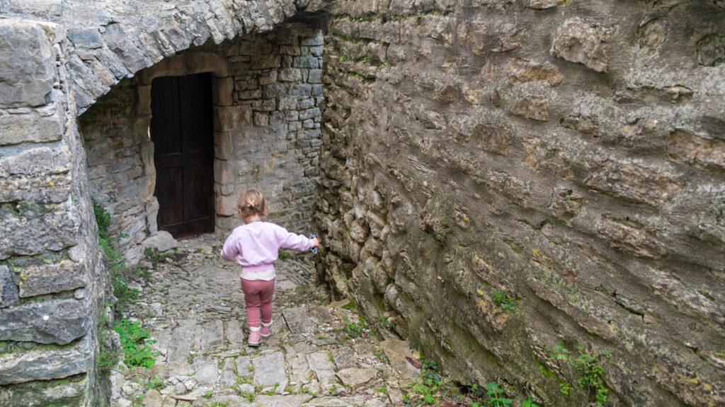 Visiter Rochecolombe en Ardèche avec bébé et enfants