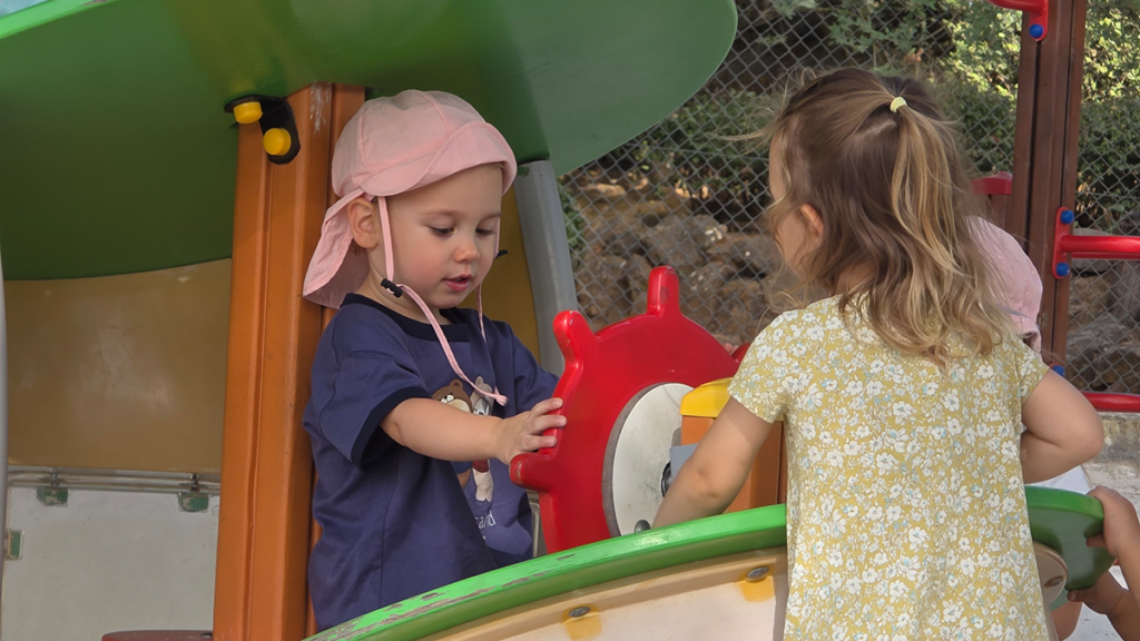 valise enfant pour aller à la mer avec un bébé en vacances protéger chaleur UV