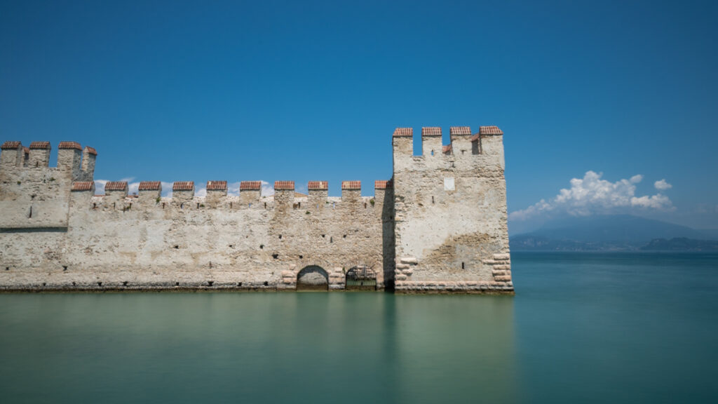 Vue sur le château forteresse de sirmione depuis le grand hotel des thermes en famille