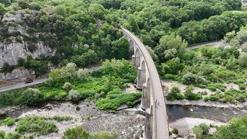 Vélo Via Ardèche voie douce verte à Vogüé viaduc Village de Caractère