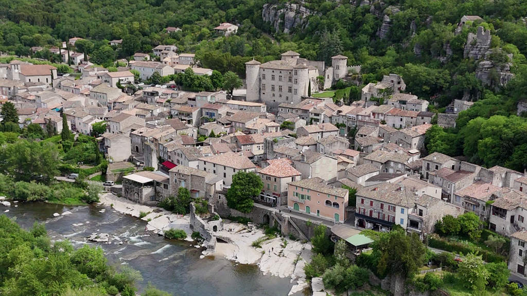 Village de Vogüé plage Village de Caractère en Ardèche