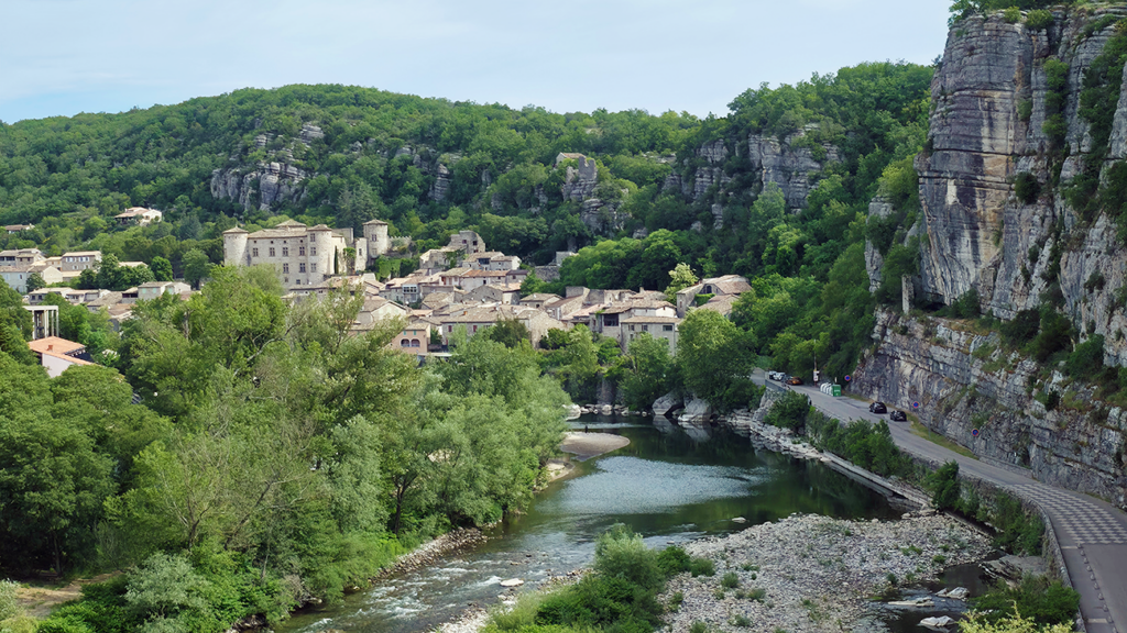 Vue sur le Village de Caractère de Vogüé en Ardèche