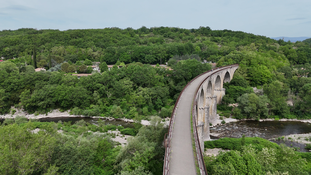 Vélo Via Ardèche voie douce verte à Vogüé viaduc Village de Caractère